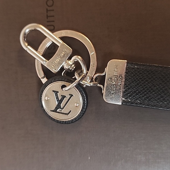 Louis Vuitton Taiga Porte Cles Neo Key Ring /Charm Black and Sliver - Picture 7 of 13